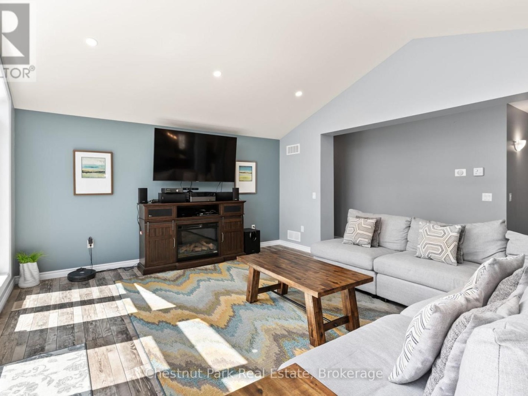 5989 KENNISIS LAKE ROAD, Kennisis Lake