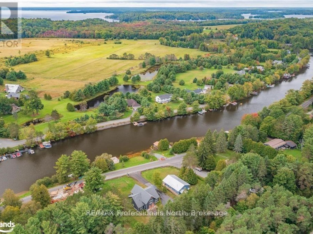 379 Santas Village Road W, Lake Muskoka