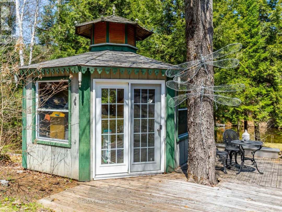 1065 Cloverleaf Road, Kennisis Lake