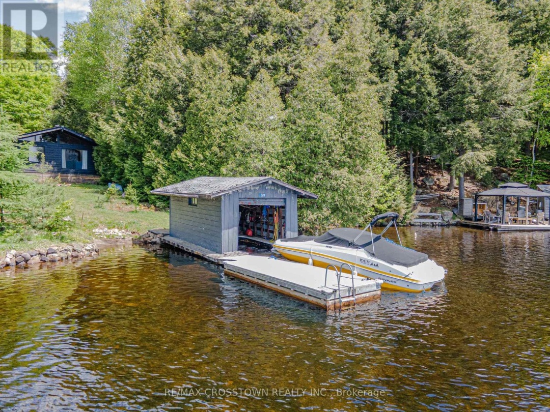 228 Macbeth Island, Wood Lake
