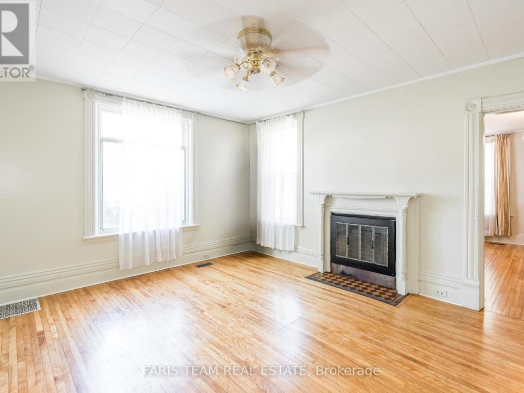 9 BORLAND STREET E, 