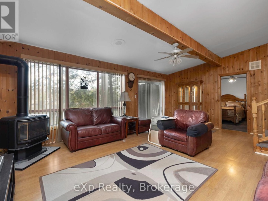 36 Roberts Lake Road E, Roberts Lake