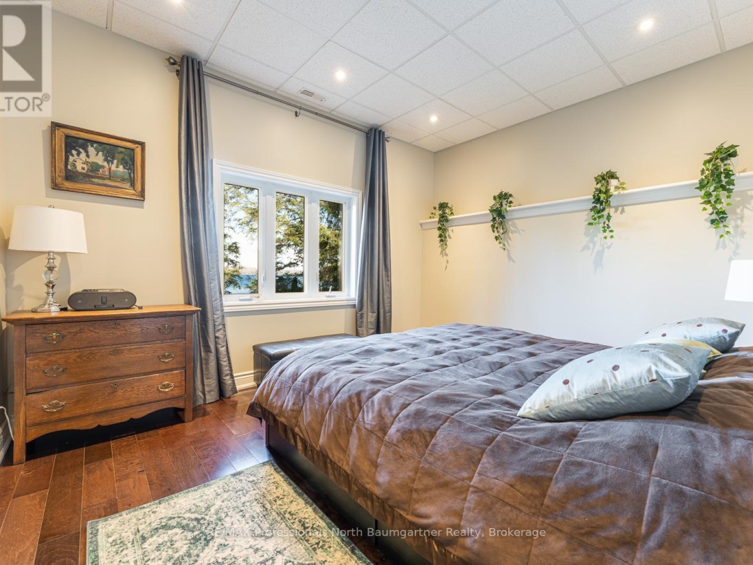 1107 Pine Point Road, Kennisis Lake