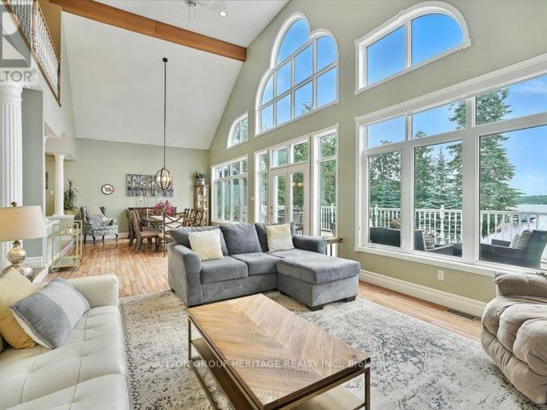 400 FRONT STREET W, 