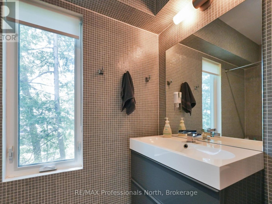 1004 Lipton Drive, Kennisis Lake