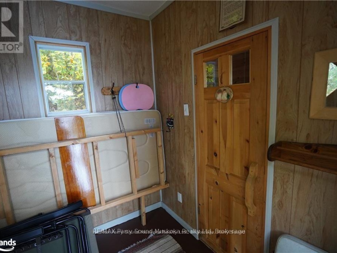 121 Healey, Healey Lake