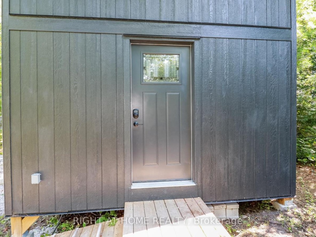 8150 Laidlaw Avenue, Severn Lake