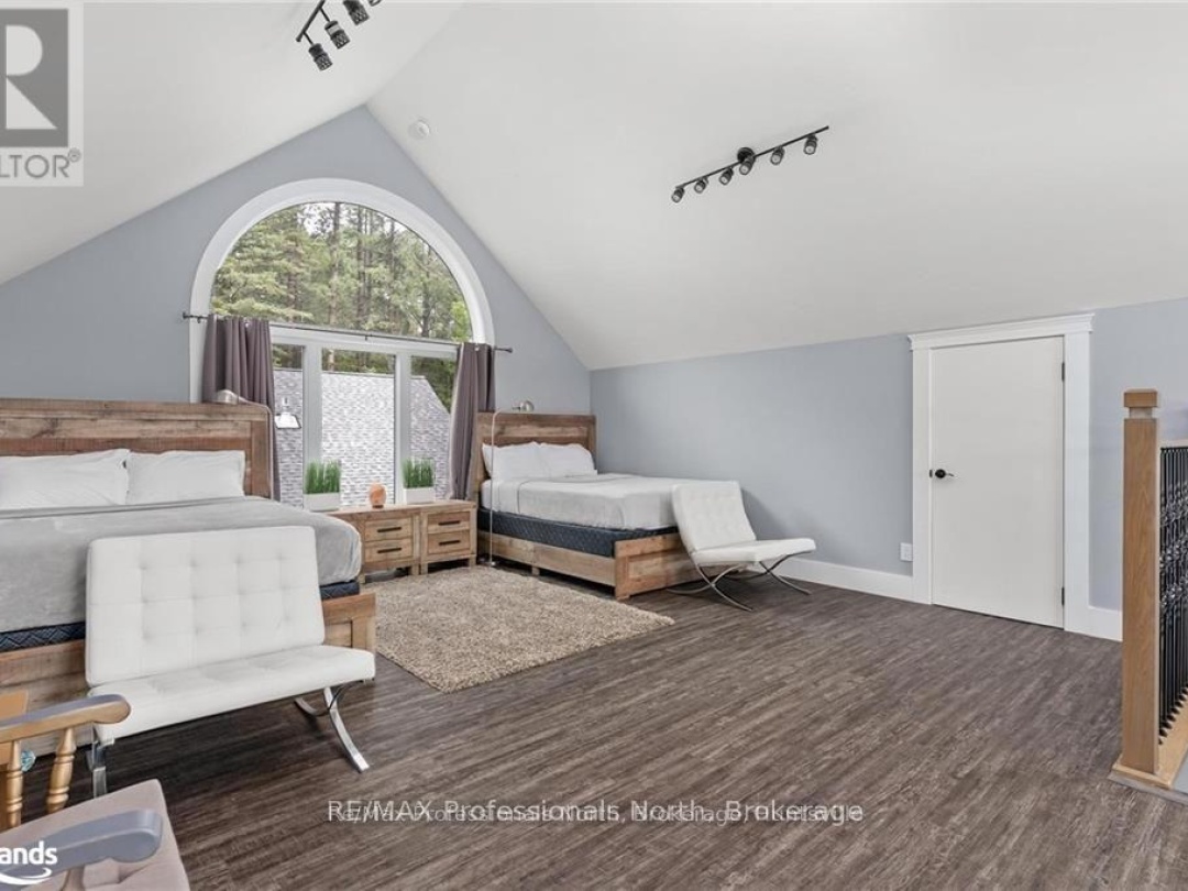 379 Santas Village Road W, Lake Muskoka
