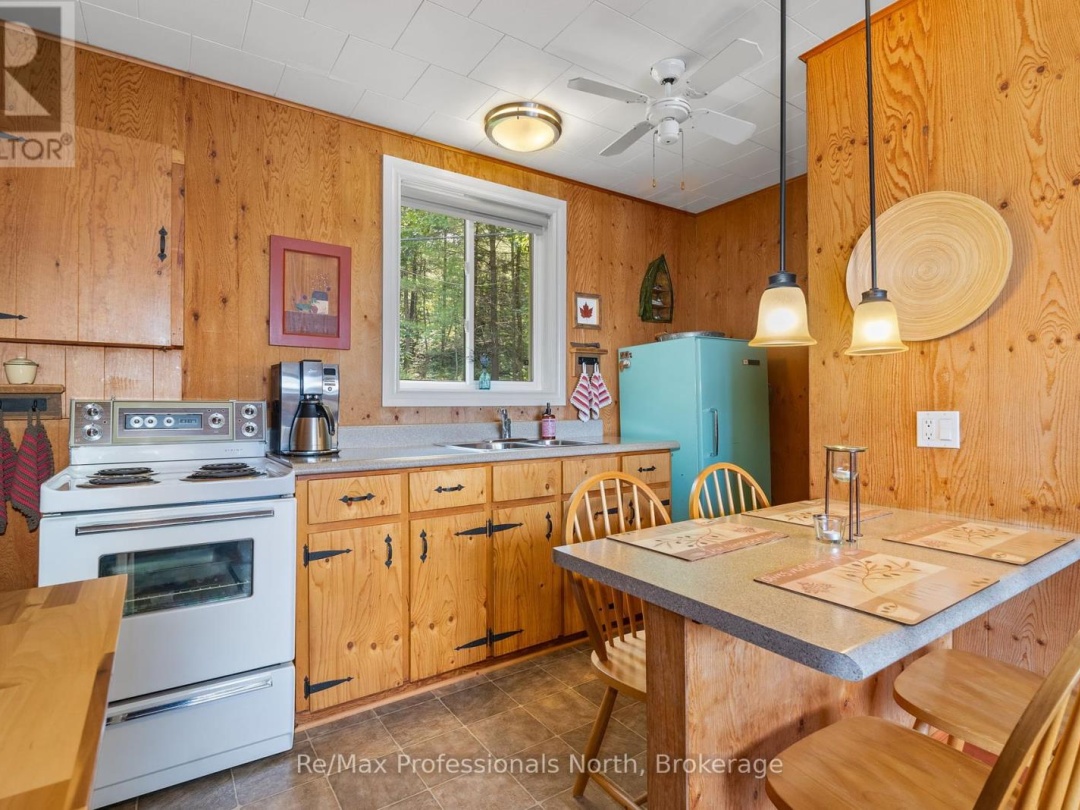 1020 Road 2000, Muldrew-south Lake