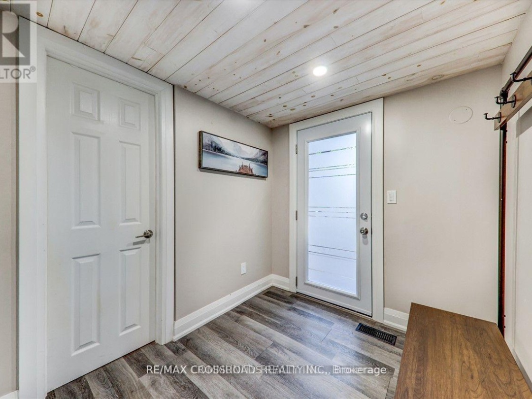 5794 Victoria Park Road, 