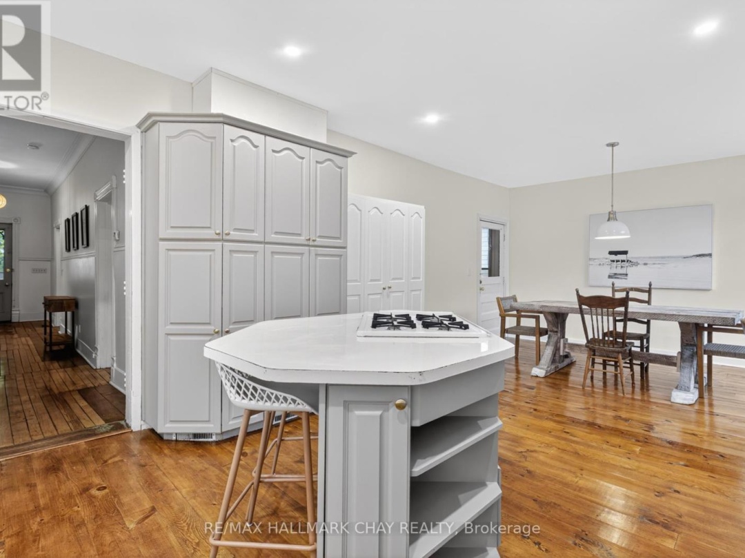 400 PETER STREET N, 