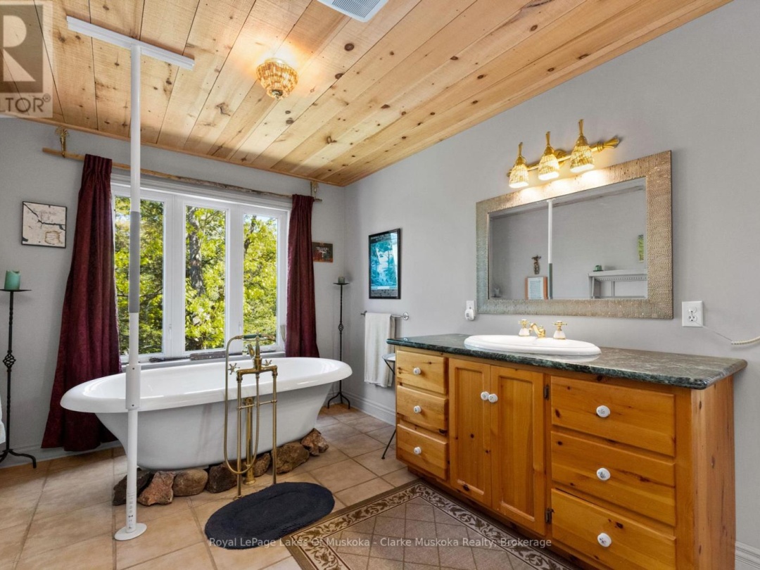 733 Whites Falls Road, Six Mile Lake
