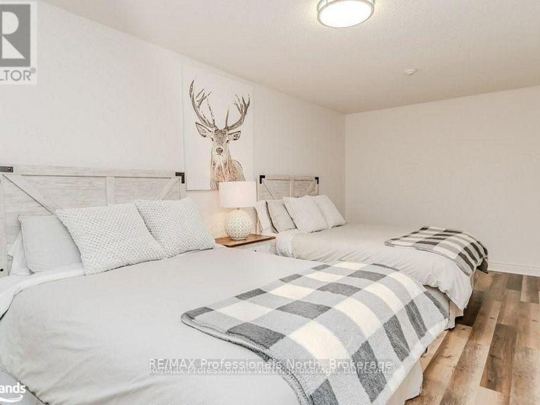 105 33 Deerhurst Greens Drive, Peninsula Lake