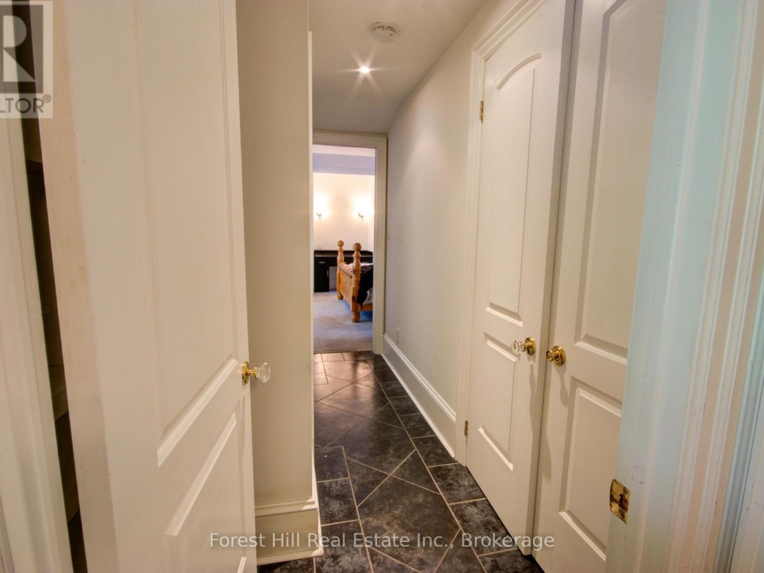 21 LAKEVIEW CRESCENT, 