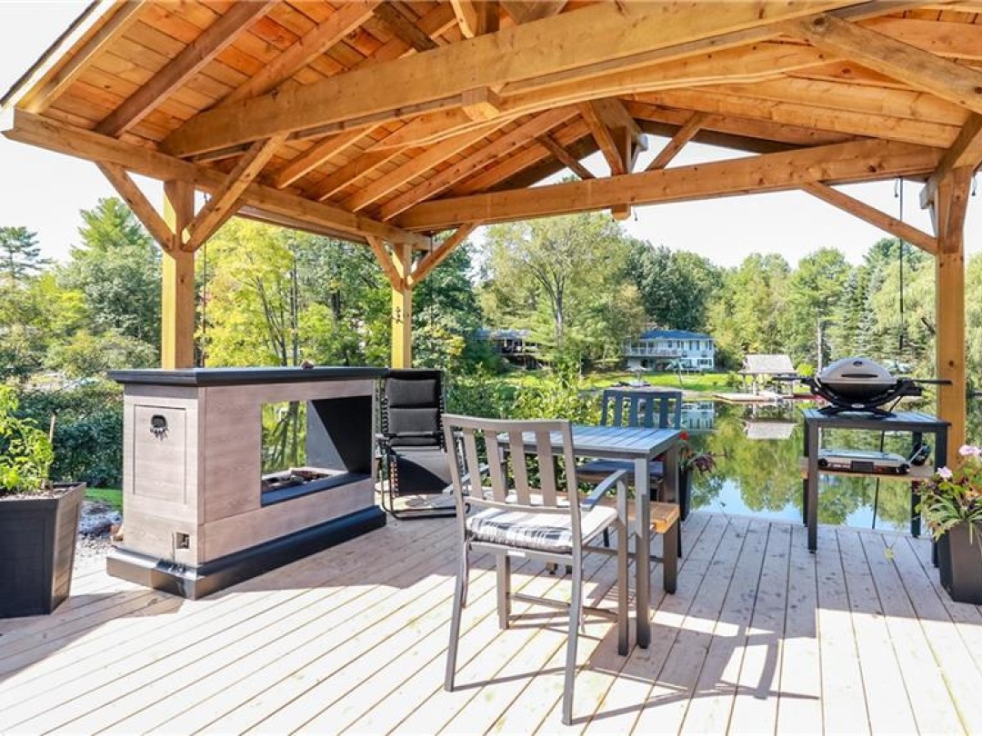 8150 Laidlaw Avenue, Severn Lake