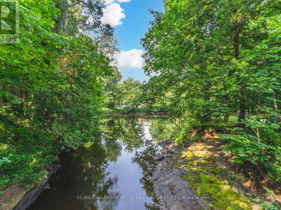 7498 Island Crescent, Black Lake