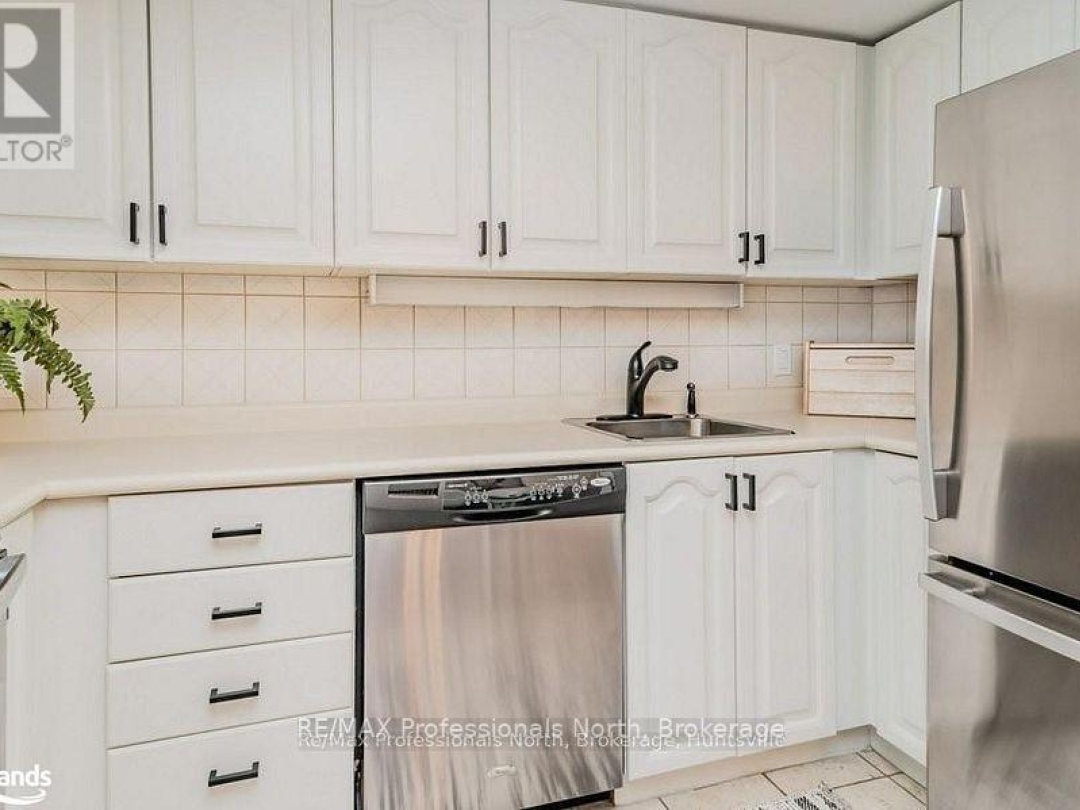 105 33 Deerhurst Greens Drive, Peninsula Lake