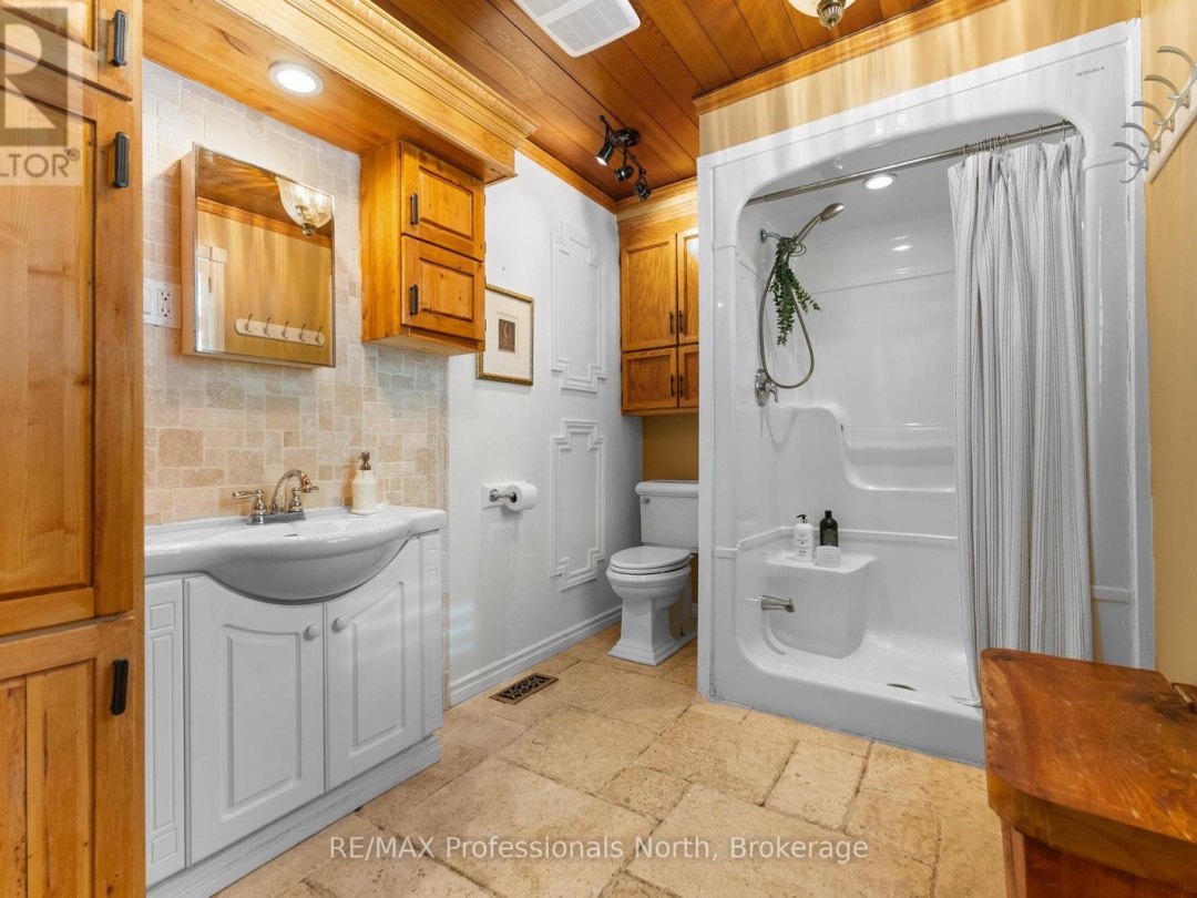 1307 Watts Road W, Kennisis Lake