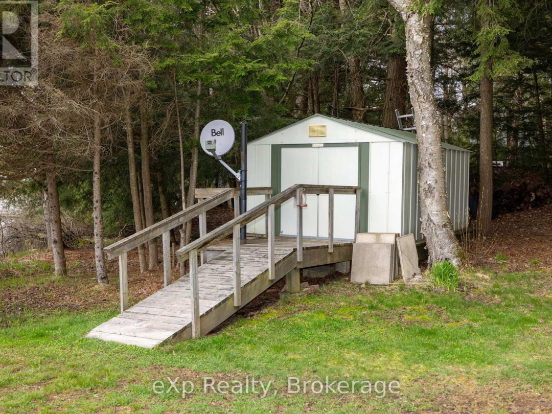 36 Roberts Lake Road E, Roberts Lake