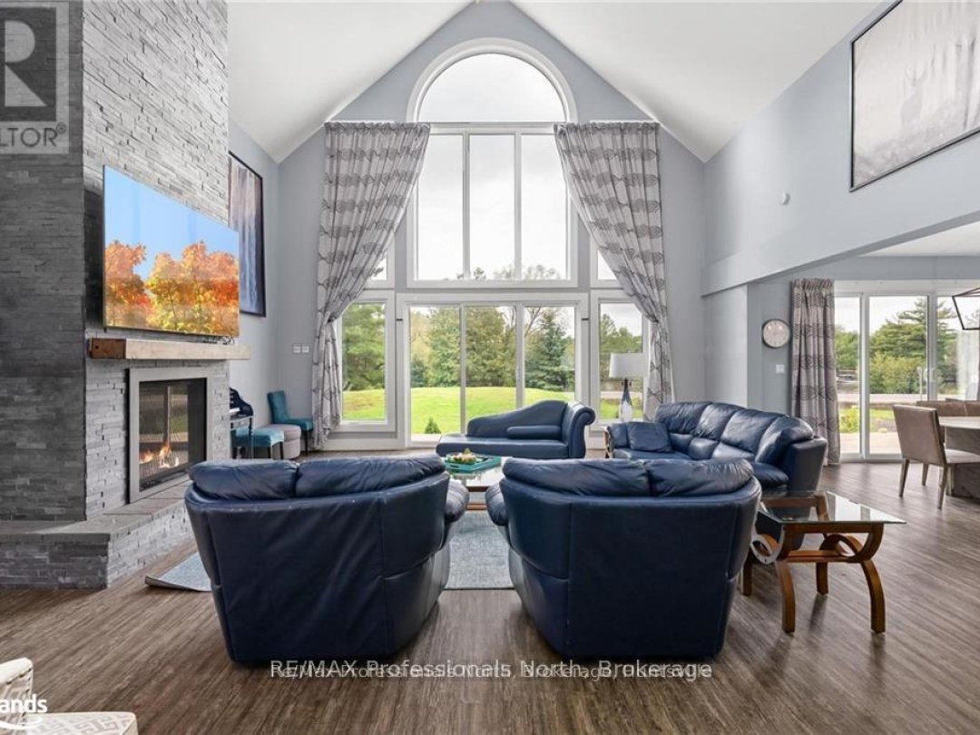 379 Santas Village Road W, Lake Muskoka