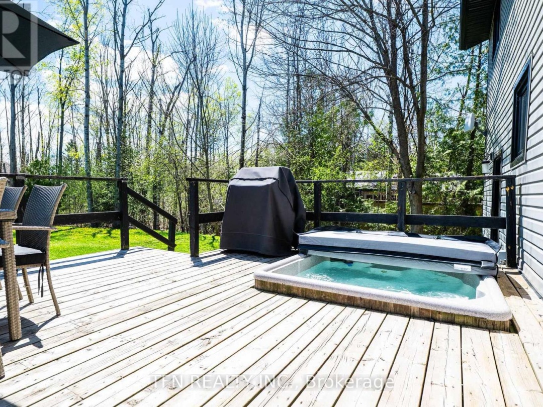 4 PINEWOOD BOULEVARD, 