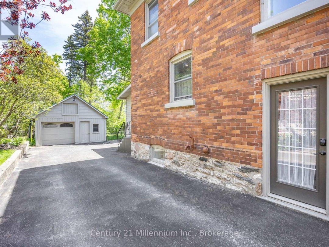 100 Matchedash Street N, Orillia