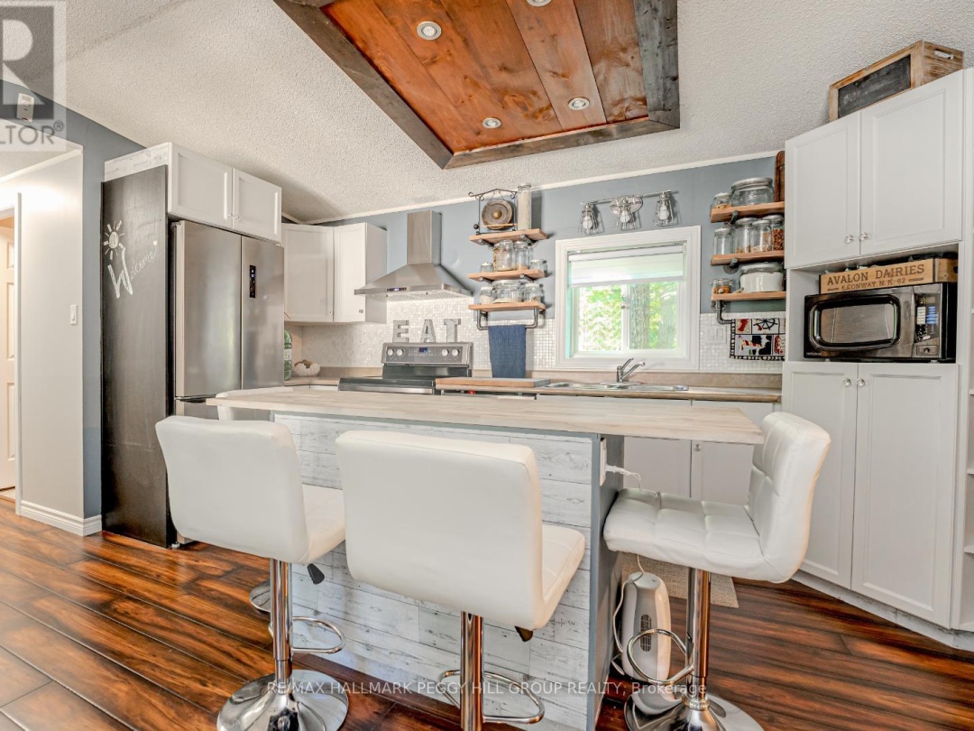 7498 Island Crescent, Black Lake