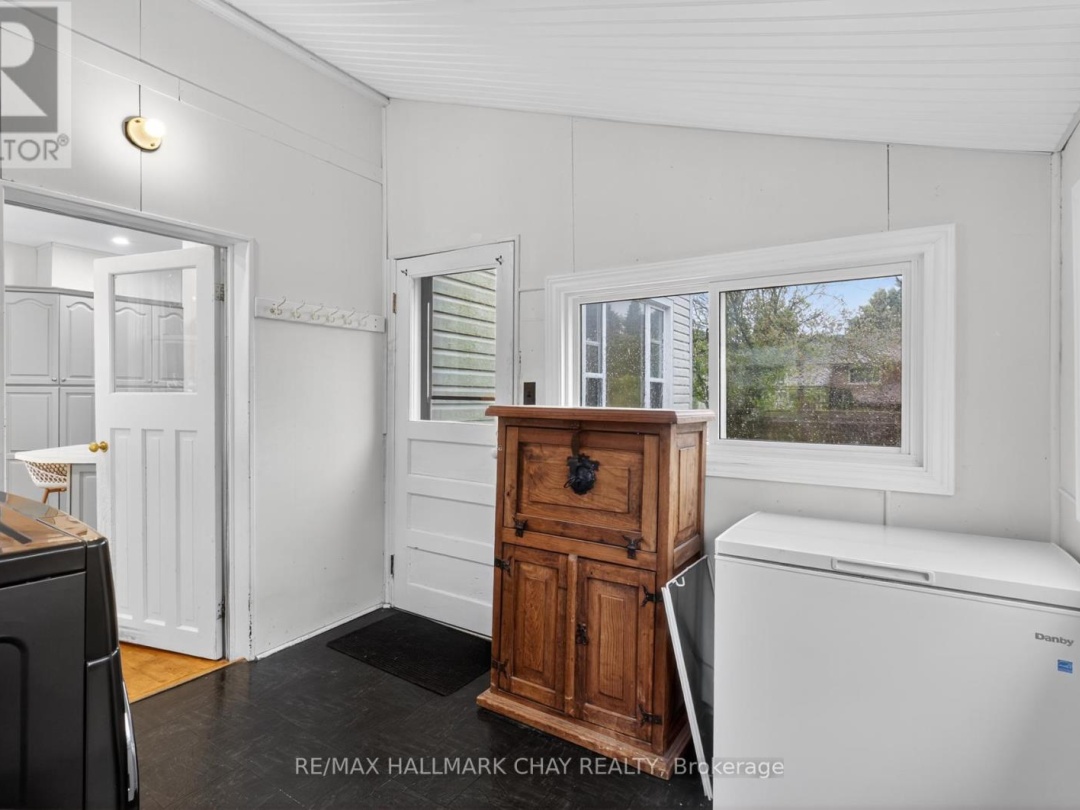 400 PETER STREET N, 
