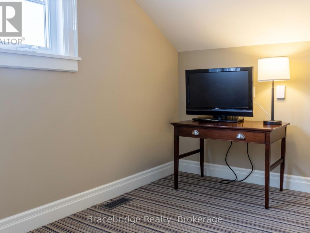 G104-D2 - 1869 MUSKOKA ROAD 118 HIGHWAY W, 