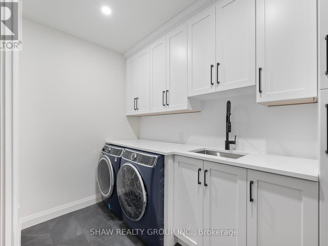 33 GLEN EAGLE COURT, 