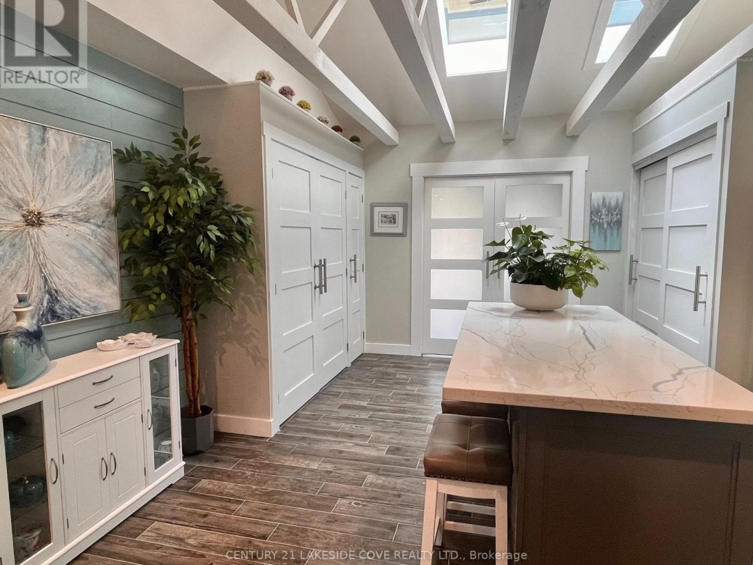 UNIT 2 - 3 PARADISE BOULEVARD W, 