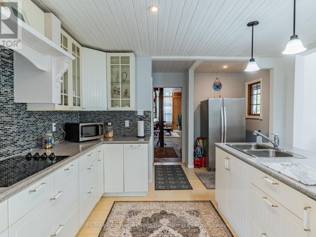 1065 Cloverleaf Road, Kennisis Lake