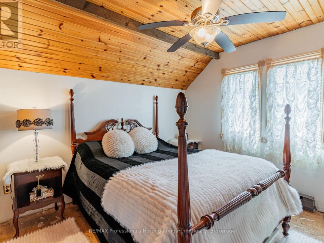 1065 Cloverleaf Road, Kennisis Lake