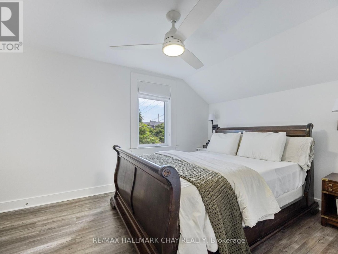 230 MISSISSAGA STREET W, 