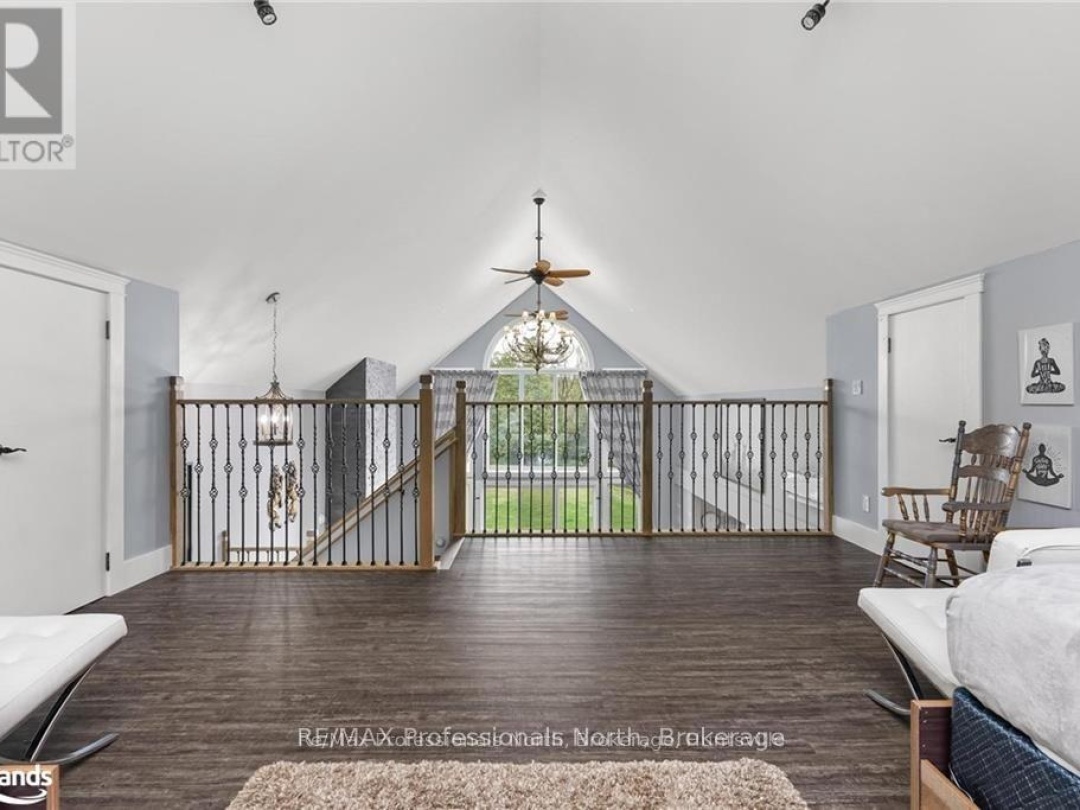 379 Santas Village Road W, Lake Muskoka