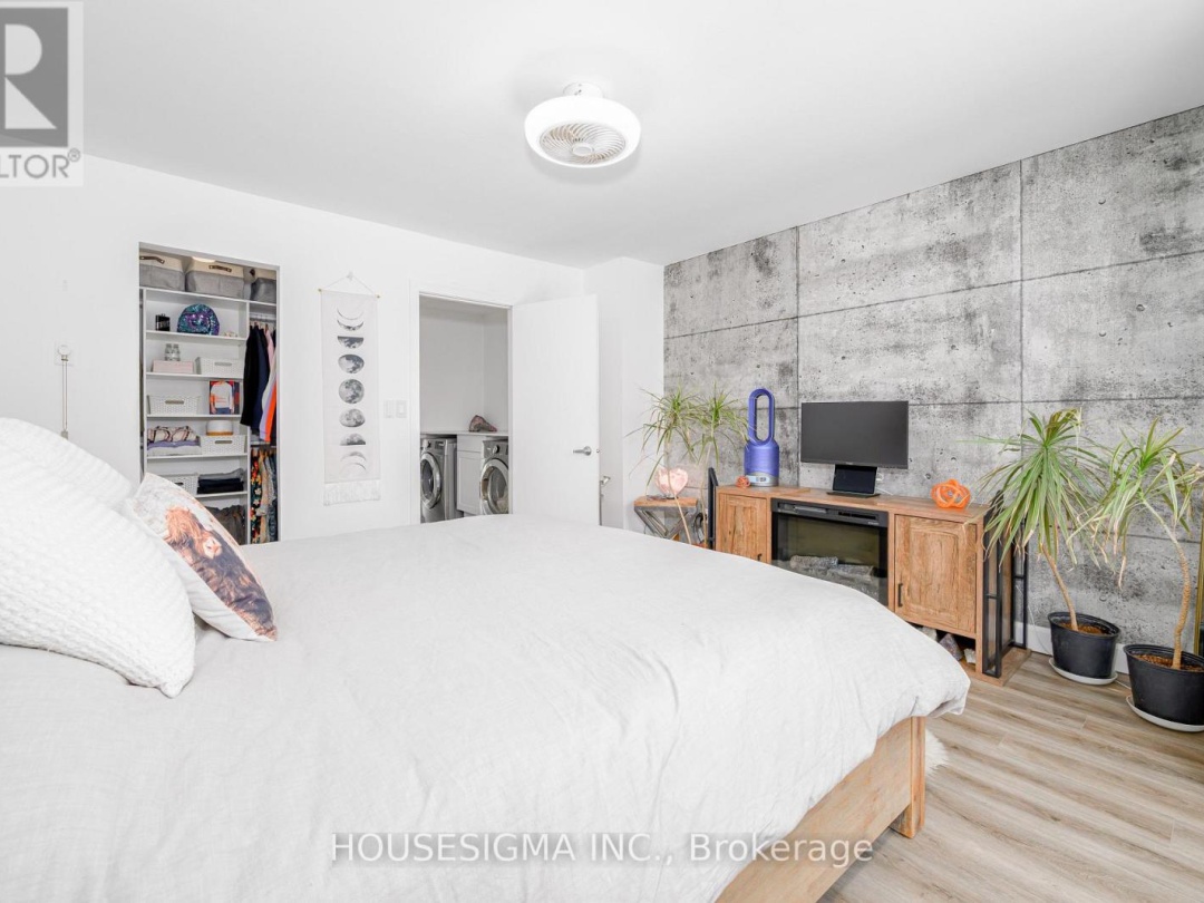 19 - 4 PARADISE BOULEVARD, 