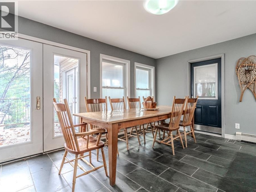 4 CLOVER Court, 