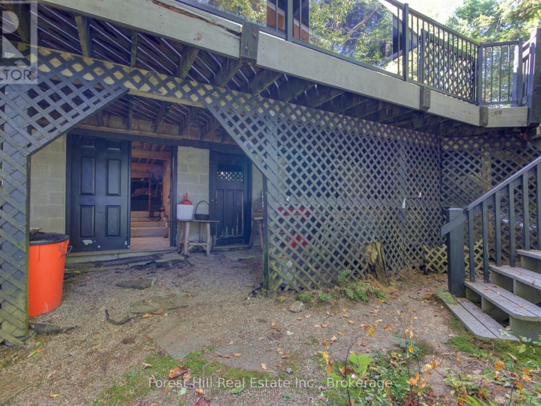 21 LAKEVIEW CRESCENT, 