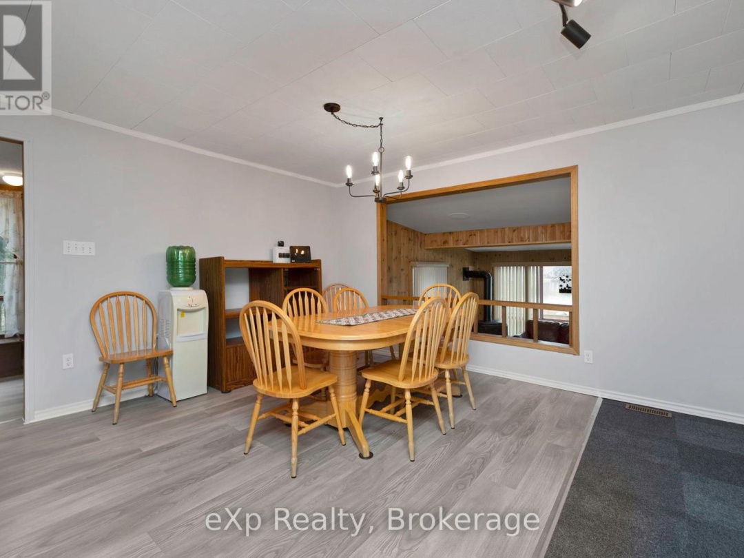 36 Roberts Lake Road E, Roberts Lake