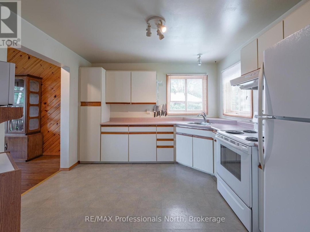 1070 Glamorgan Road E, Gooderham Lake