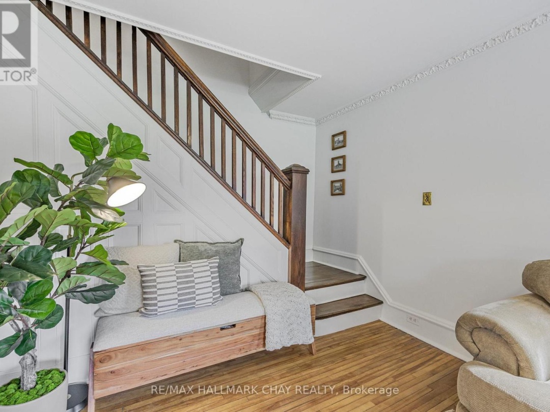 230 MISSISSAGA STREET W, 