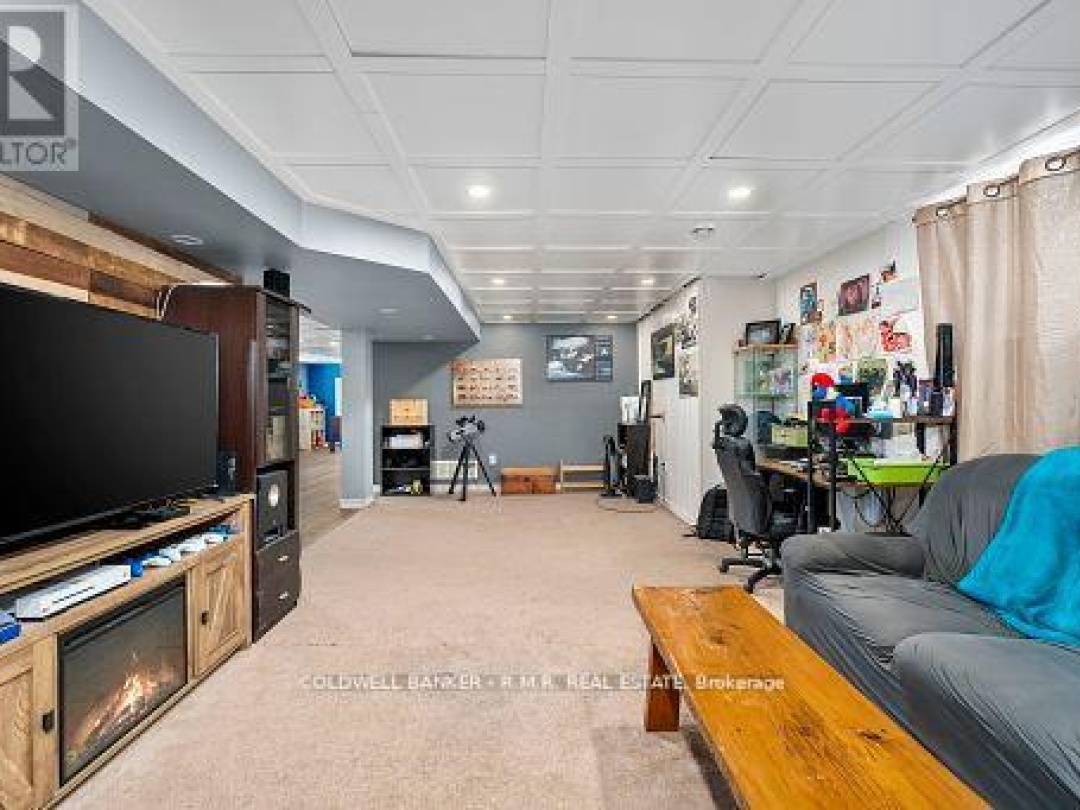 84 Pinewood Boulevard, Canal Lake