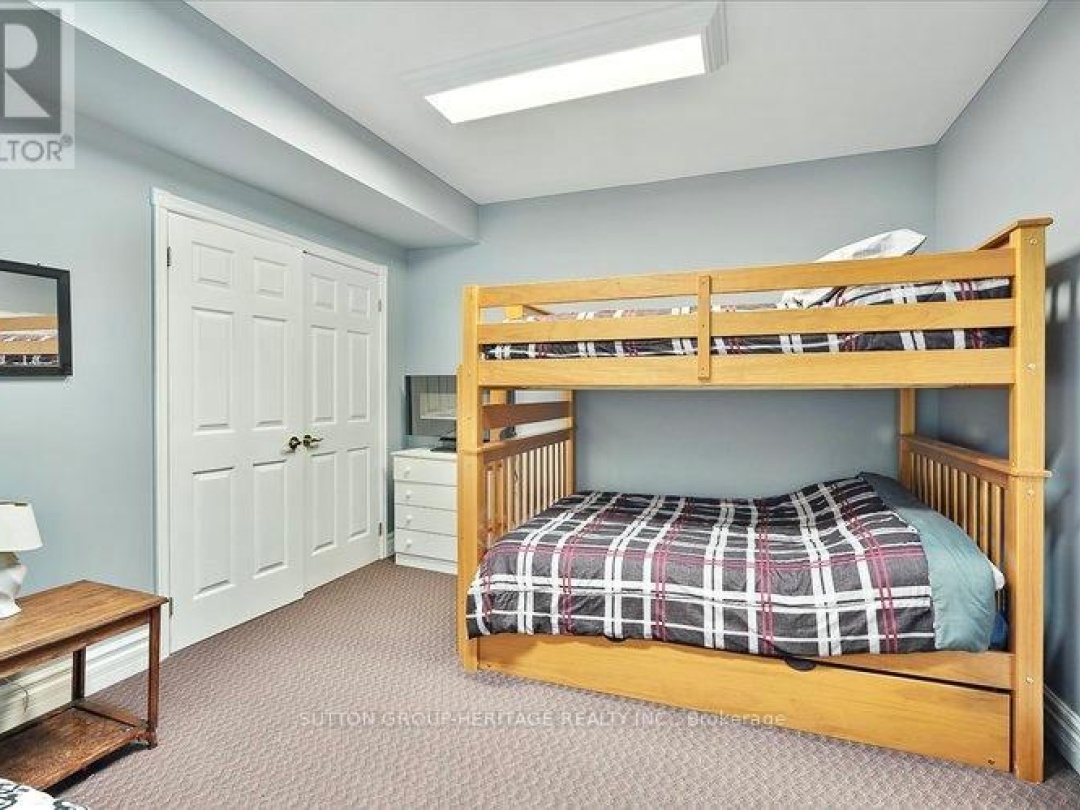 400 FRONT STREET W, 