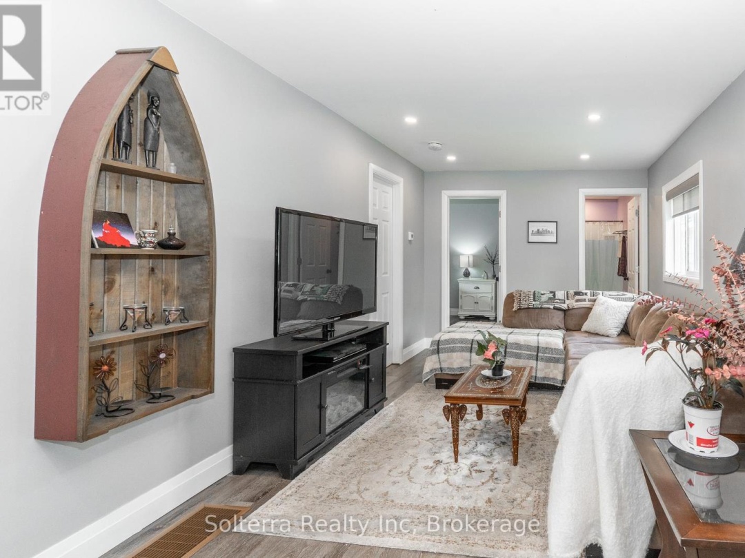 160 WAGNER ROAD W, 