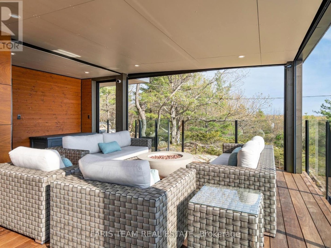 3886 East Shore Road, Gloucester Pool