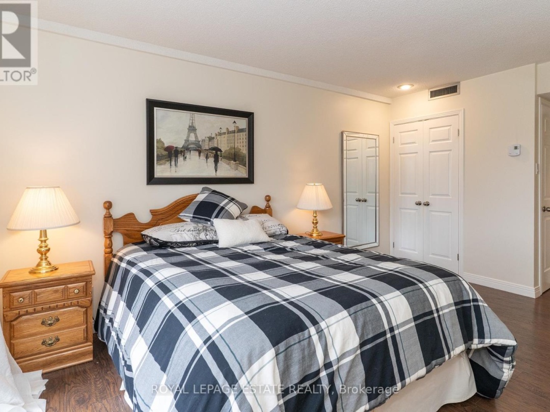 201 27 Deerhurst Drive, Peninsula Lake