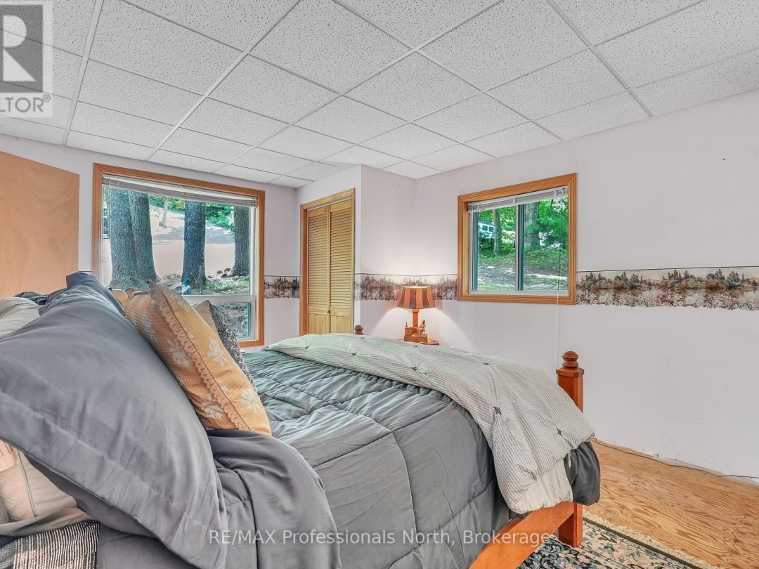 1073 WARD LANE N, 