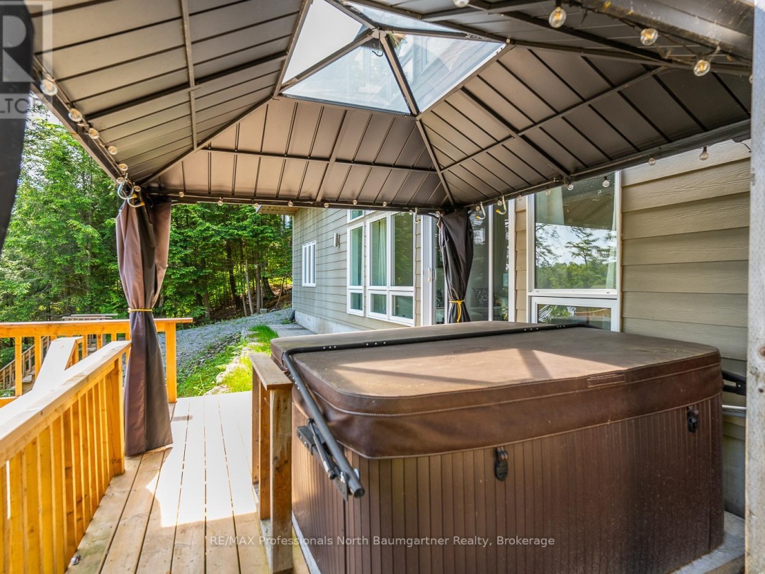 1107 Pine Point Road, Kennisis Lake