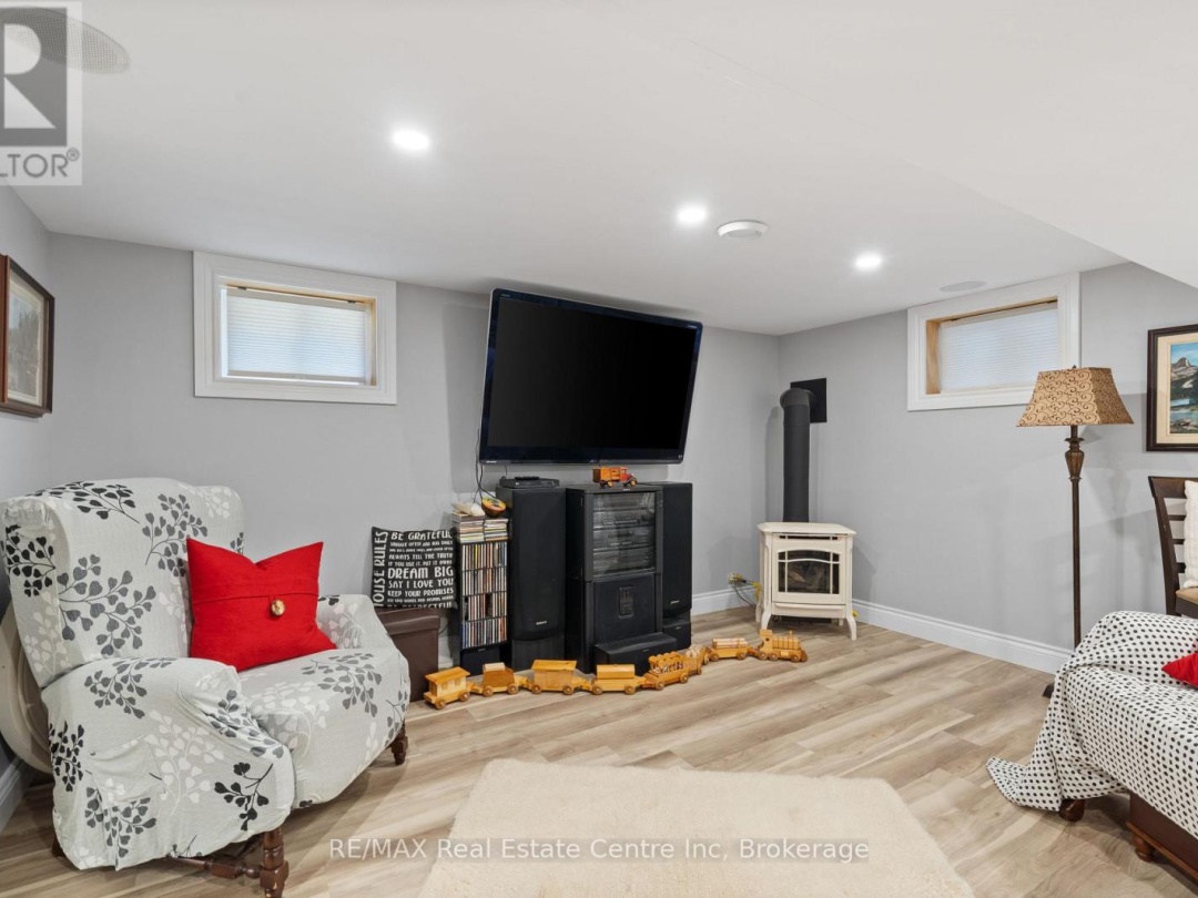 33 GRAHAM DRIVE, 