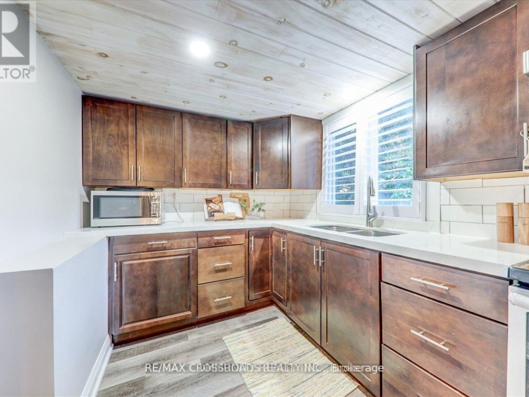 5794 Victoria Park Road, 